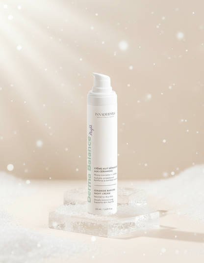 Tube de crème de nuit réparatrice aux céramides sur un fond d'hiver 
