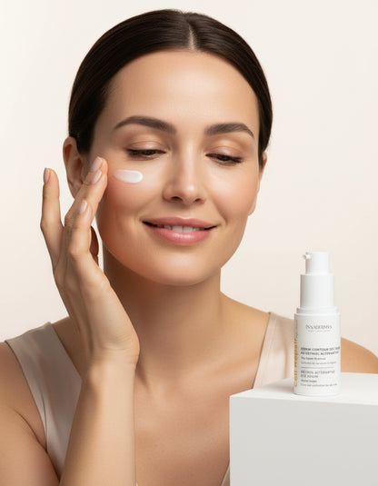 Jolie femme appliquant le Sérum contour des yeux au rétinol alternative Cell Repair PhytoRetinol Innadermys